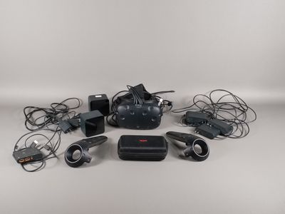 tout un tas d'appareils électroniques posés sur la table