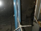 une porte cassée au milieu d'une pièce sale