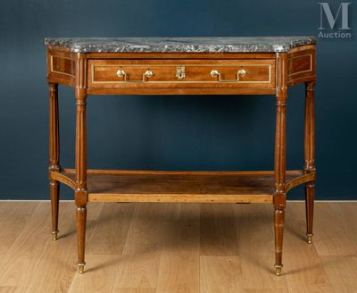 une vieille table en bois avec un plateau en marbre, posée sur un parquet en bois massif