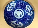 une assiette bleue et blanche ornée de motifs orientaux