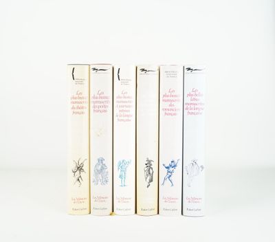 trois livres superposés sur une surface blanche