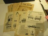 beaucoup de vieux livres posés sur une table à côté d'une lampe