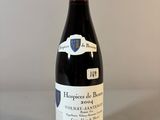une bouteille de vin posée sur une table