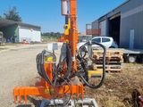 une machine posée sur le sol devant un bâtiment