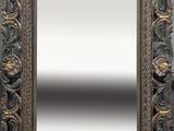 un gros plan d'un miroir accroché au mur, avec un cadre en bois