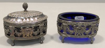 deux récipients en verre argenté et bleu posés sur une table