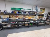 un établi dans un garage, sur lequel sont posés de nombreux outils