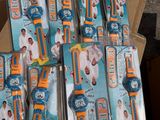 Des boîtes de brosses à dents pour enfants sont empilées les unes sur les autres