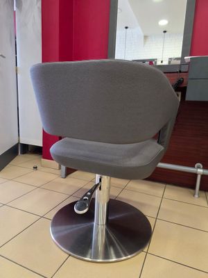 une chaise qui se trouve au milieu d'une pièce