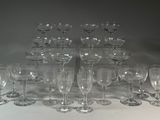 un grand nombre de verres à vin posés sur une table