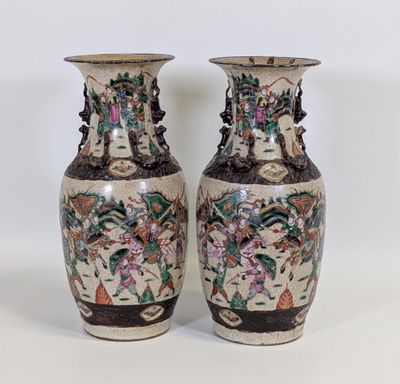 paire de vases chinois ornés de fleurs et d'oiseaux sur fond blanc