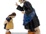 figurine représentant une femme avec un enfant, vêtue d'une robe jaune
