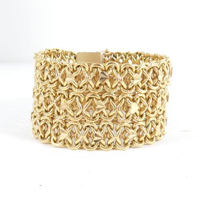 bracelet plaqué or présentant un motif très travaillé sur fond blanc