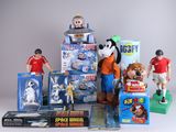 beaucoup de figurines et de jouets sur la table