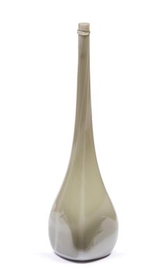 Vase bouteille en verre soufflé vert céladon.