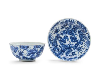 paire de bols et soucoupes en porcelaine bleue et blanche