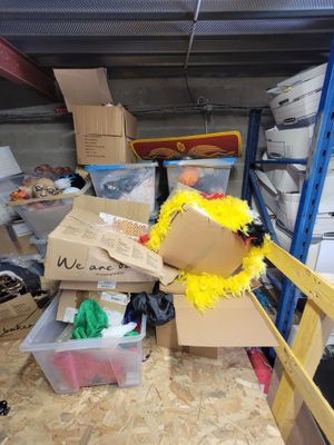 une pile de cartons et d'autres objets dans un garage