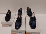 trois paires de chaussures sont exposées sur une surface blanche