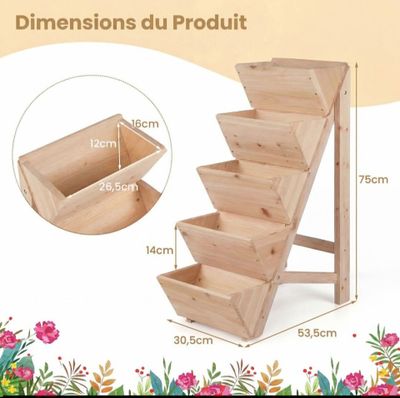 Les escaliers sont en bois et comportent des paliers de différentes tailles.