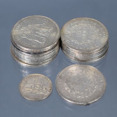 quelques pièces sont empilées les unes sur les autres sur une table
