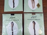 quatre paires de bas moulants pour femmes, dans leur emballage, posées sur une table