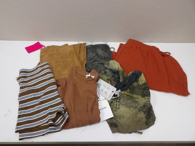 beaucoup de vêtements posés sur une table