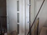 une pièce avec une porte et quelques outils à l'intérieur