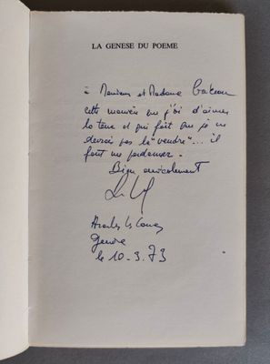 un livre ouvert, sur lequel est inscrit un poème manuscrit, posé sur une table