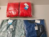 trois sacs de vêtements posés les uns à côté des autres sur une table