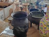 de nombreux vases sur la table dans la pièce