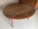 une table en bois avec un plateau en bois posée sur un sol carrelé