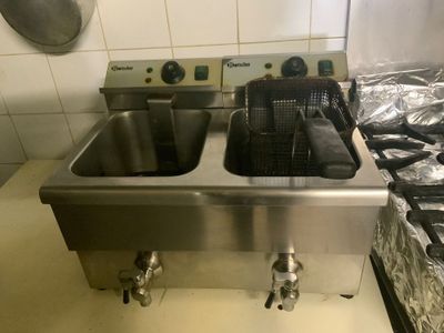 Une friteuse double BARTSHER Lieu : SUR DESIGNATION MARTIGUE…