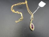 un gros plan d'un collier en or orné d'un rubis