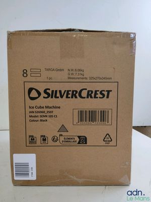 une boîte contenant une machine à glaçons Silvercrest posée sur une table