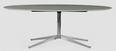 une image représentant une table ronde avec un piètement en métal et un plateau en verre