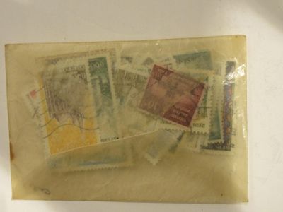 une feuille de papier sur laquelle sont collés des timbres, posée sur une table