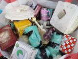 un panier rempli d'objets variés qui s'y trouvent