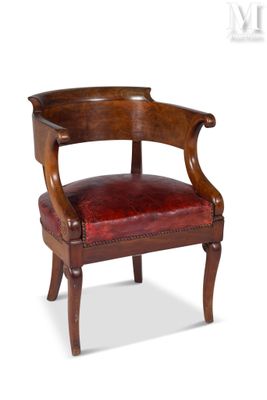 une image représentant une chaise en bois dont l'assise est recouverte de cuir rouge
