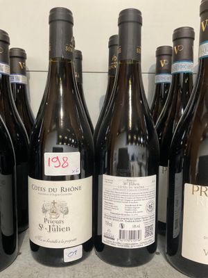 des bouteilles de vin sont alignées sur une étagère dans un magasin