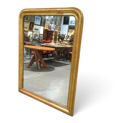 un miroir posé par terre devant une table