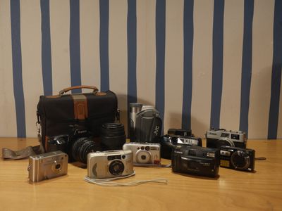 plusieurs types d'appareils photo différents posés sur une table