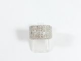 une image d'une bague en diamant posée sur une surface blanche