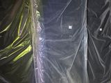 de nombreux meubles emballés dans du plastique dans un entrepôt