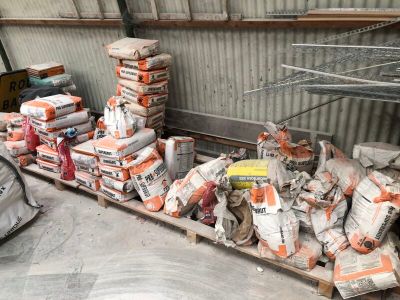 un tas de ciment posé sur une palette dans un entrepôt