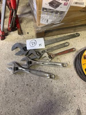 beaucoup d'outils posés par terre les uns à côté des autres