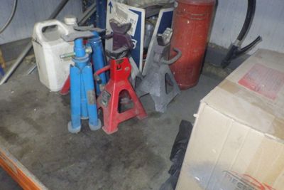 Il y a de nombreux types d'outils différents dans ce garage.