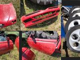 quatre photos d'une voiture peinte en rouge