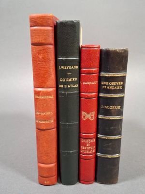 trois livres sont empilés sur une table