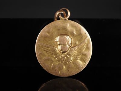 un gros plan sur une médaille d'or ornée d'un crâne