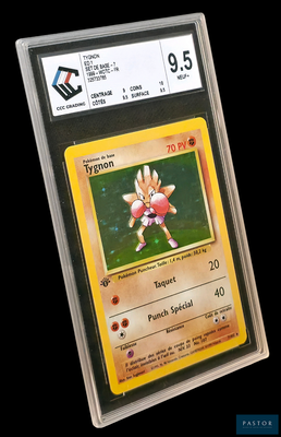 une image d'une carte Pokémon dans un étui en plastique